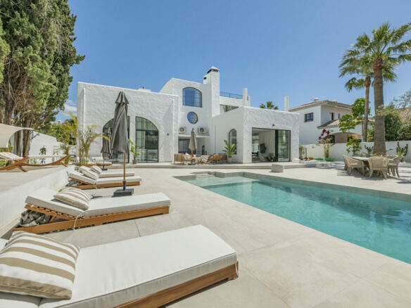 FOR RENT 🏡 8 Bedroom Beachside Villa with Rooftop Terrace – Cortijo Blanco, San Pedro, Marbella