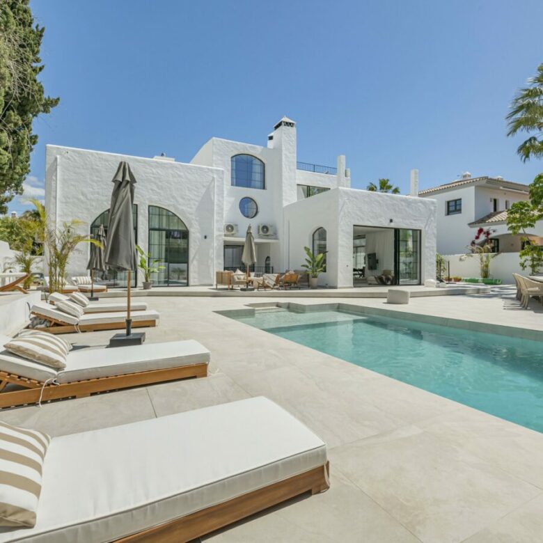 FOR RENT 🏡 8 Bedroom Beachside Villa with Rooftop Terrace – Cortijo Blanco, San Pedro, Marbella