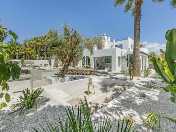 FOR RENT 🏡 8 Bedroom Beachside Villa with Rooftop Terrace – Cortijo Blanco, San Pedro, Marbella