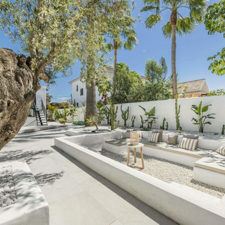 FOR RENT 🏡 8 Bedroom Beachside Villa with Rooftop Terrace – Cortijo Blanco, San Pedro, Marbella
