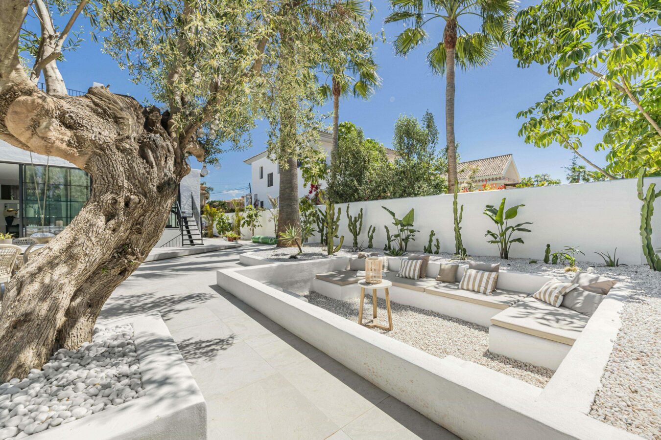 FOR RENT 🏡 8 Bedroom Beachside Villa with Rooftop Terrace – Cortijo Blanco, San Pedro, Marbella