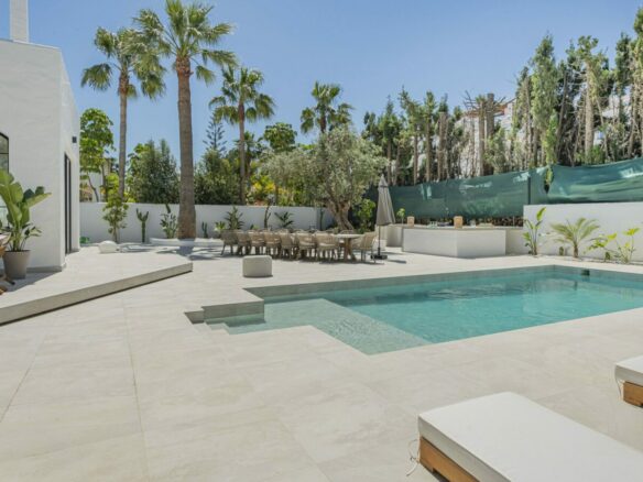 FOR RENT 🏡 8 Bedroom Beachside Villa with Rooftop Terrace – Cortijo Blanco, San Pedro, Marbella