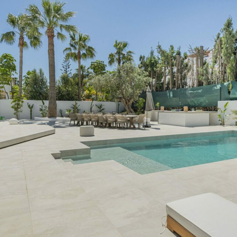 FOR RENT 🏡 8 Bedroom Beachside Villa with Rooftop Terrace – Cortijo Blanco, San Pedro, Marbella