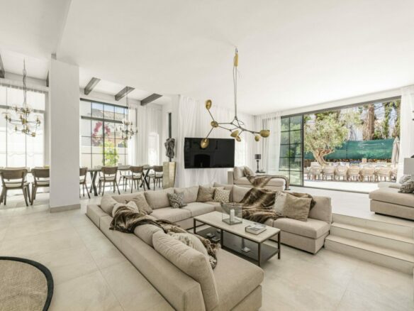 FOR RENT 🏡 8 Bedroom Beachside Villa with Rooftop Terrace – Cortijo Blanco, San Pedro, Marbella