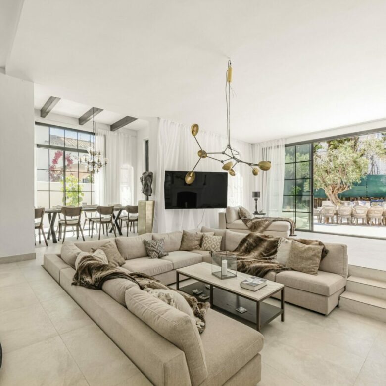 FOR RENT 🏡 8 Bedroom Beachside Villa with Rooftop Terrace – Cortijo Blanco, San Pedro, Marbella