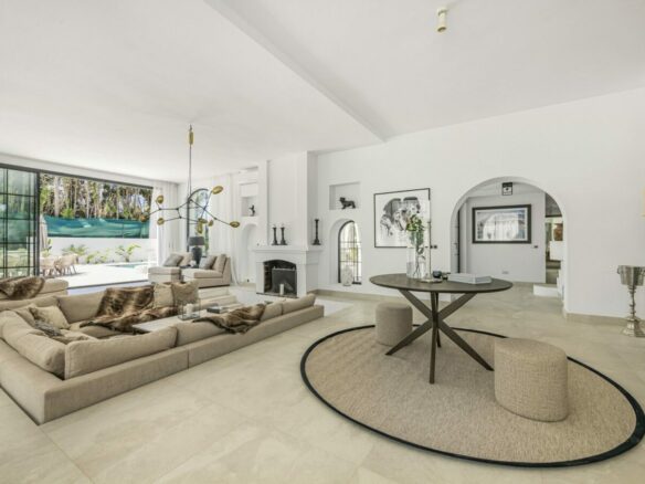 FOR RENT 🏡 8 Bedroom Beachside Villa with Rooftop Terrace – Cortijo Blanco, San Pedro, Marbella