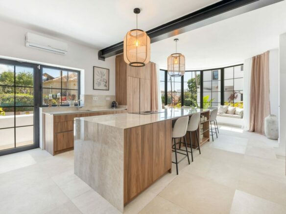 FOR RENT 🏡 8 Bedroom Beachside Villa with Rooftop Terrace – Cortijo Blanco, San Pedro, Marbella