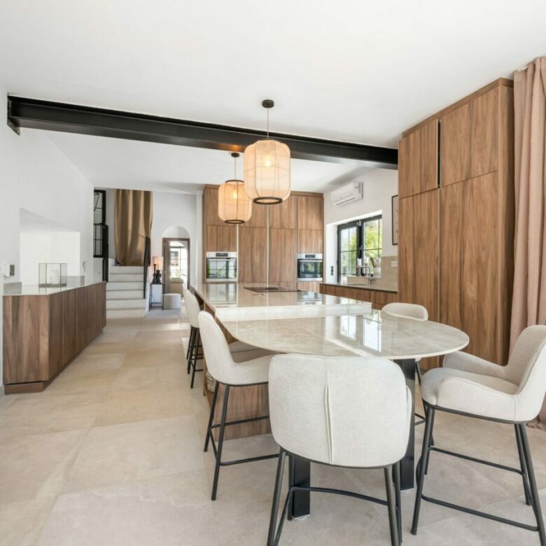 FOR RENT 🏡 8 Bedroom Beachside Villa with Rooftop Terrace – Cortijo Blanco, San Pedro, Marbella