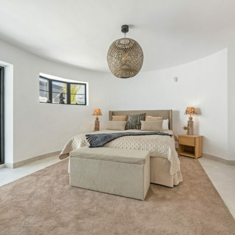 FOR RENT 🏡 8 Bedroom Beachside Villa with Rooftop Terrace – Cortijo Blanco, San Pedro, Marbella