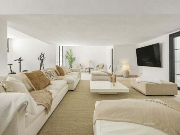 FOR RENT 🏡 8 Bedroom Beachside Villa with Rooftop Terrace – Cortijo Blanco, San Pedro, Marbella