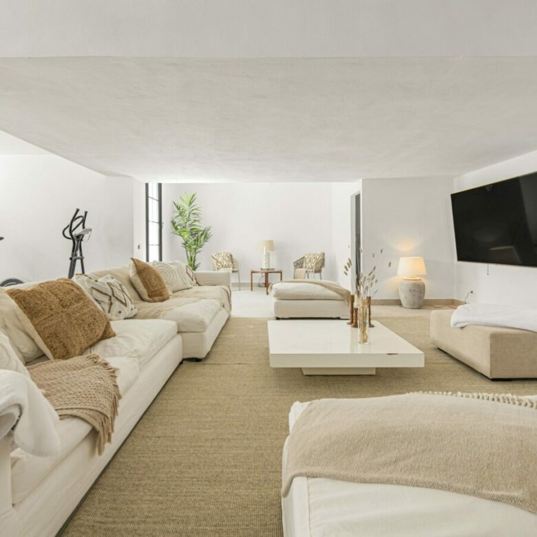 FOR RENT 🏡 8 Bedroom Beachside Villa with Rooftop Terrace – Cortijo Blanco, San Pedro, Marbella