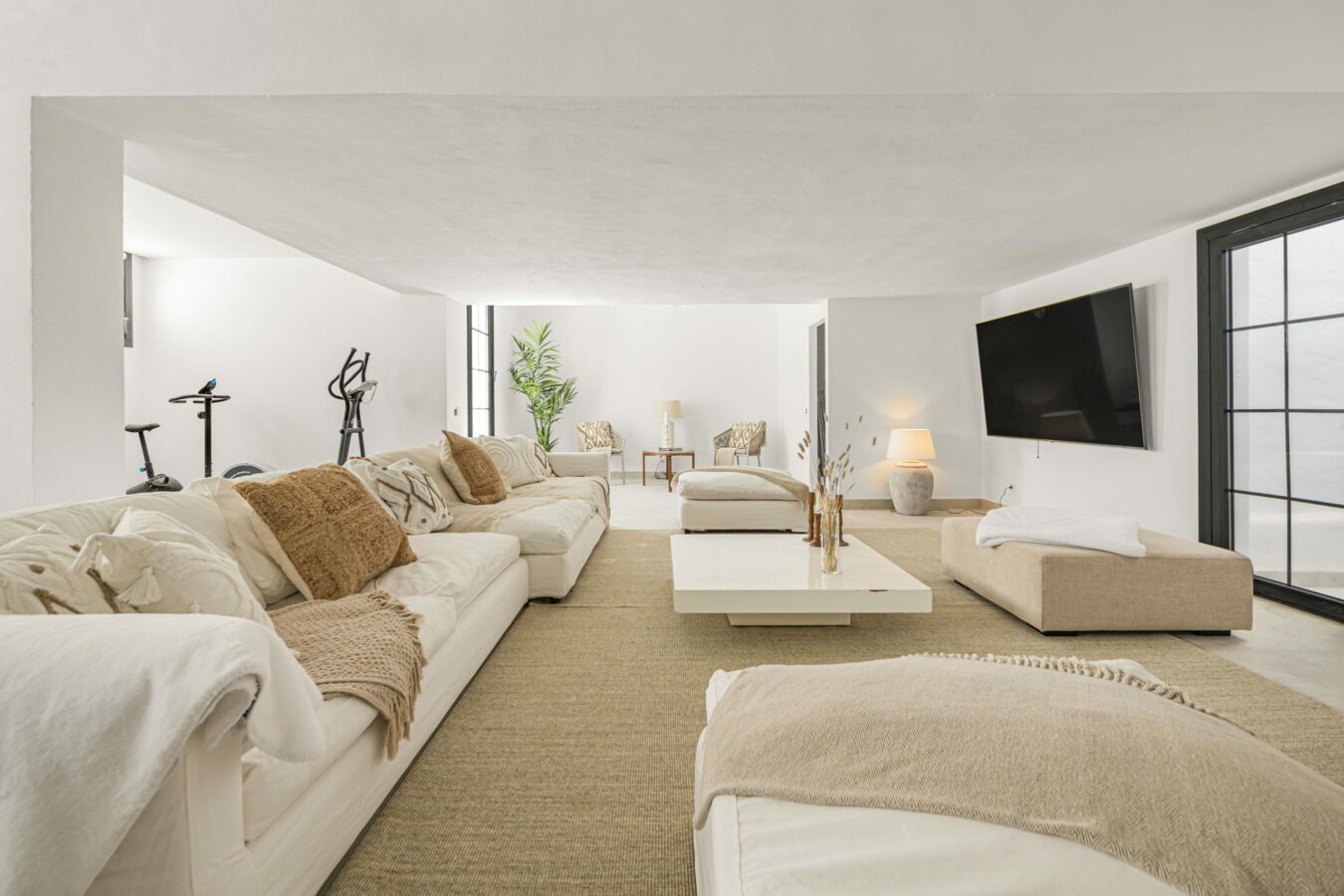 FOR RENT 🏡 8 Bedroom Beachside Villa with Rooftop Terrace – Cortijo Blanco, San Pedro, Marbella