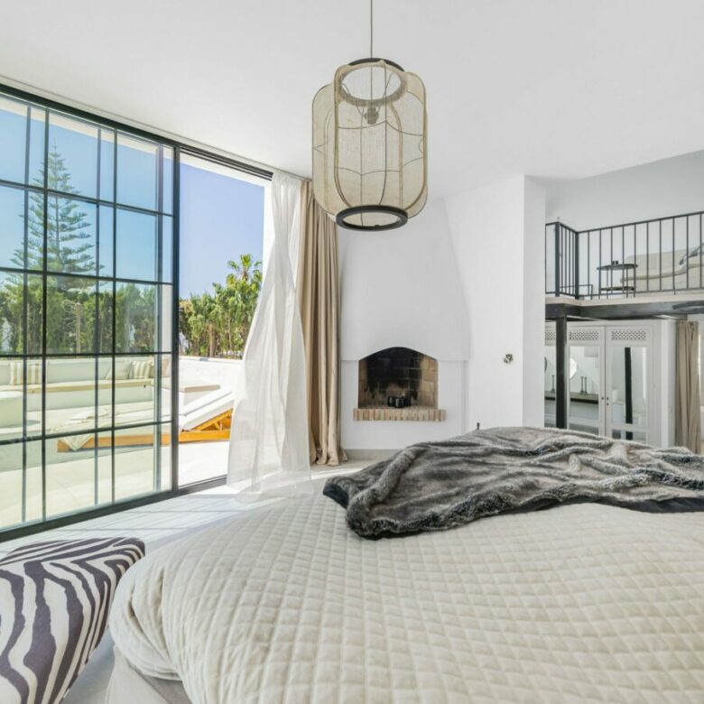 FOR RENT 🏡 8 Bedroom Beachside Villa with Rooftop Terrace – Cortijo Blanco, San Pedro, Marbella