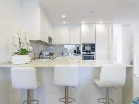 FOR SALE 🏡 Renovated Duplex Penthouse with Sea Views – Villa Marina, Puerto Banús, Marbella