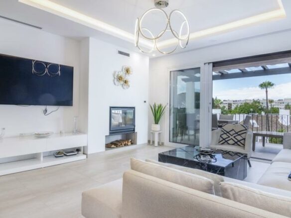 FOR SALE 🏡 Renovated Duplex Penthouse with Sea Views – Villa Marina, Puerto Banús, Marbella