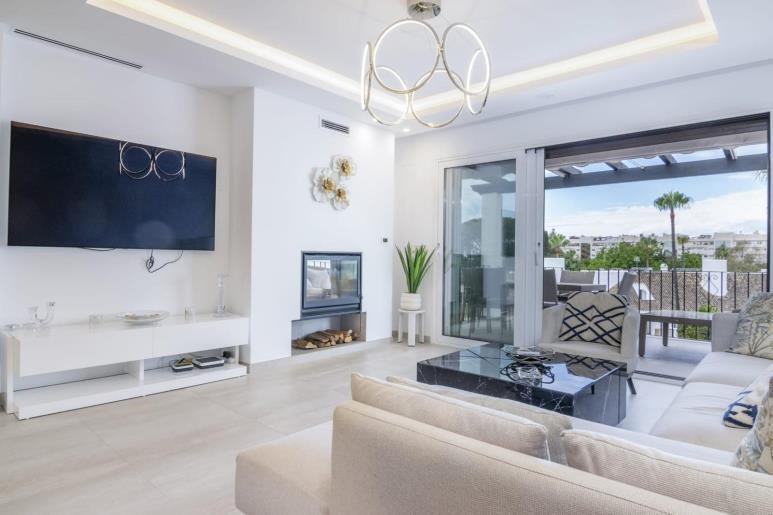 FOR SALE 🏡 Renovated Duplex Penthouse with Sea Views – Villa Marina, Puerto Banús, Marbella