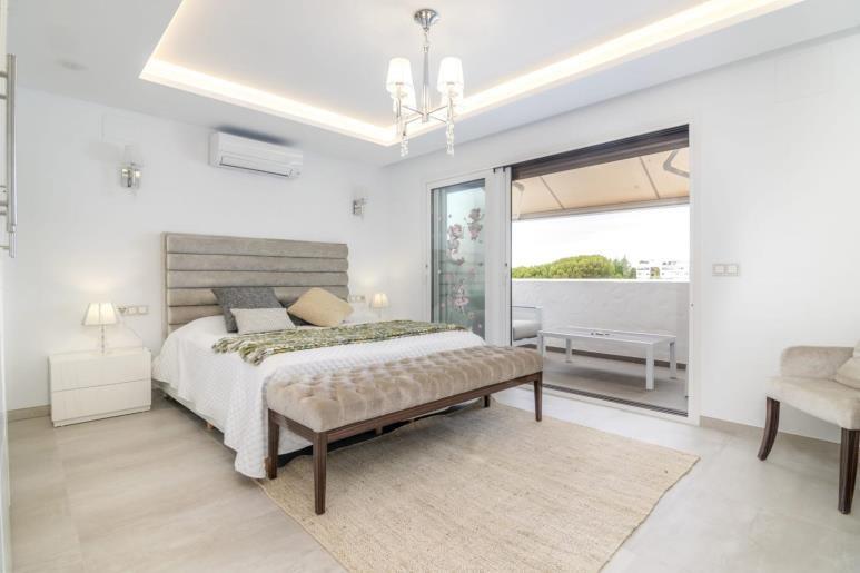 FOR SALE 🏡 Renovated Duplex Penthouse with Sea Views – Villa Marina, Puerto Banús, Marbella