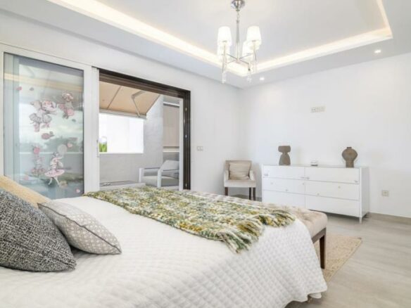 FOR SALE 🏡 Renovated Duplex Penthouse with Sea Views – Villa Marina, Puerto Banús, Marbella