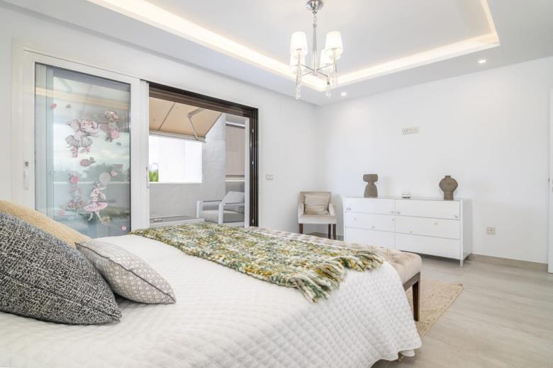 FOR SALE 🏡 Renovated Duplex Penthouse with Sea Views – Villa Marina, Puerto Banús, Marbella
