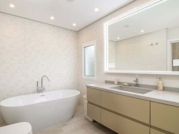 FOR SALE 🏡 Renovated Duplex Penthouse with Sea Views – Villa Marina, Puerto Banús, Marbella