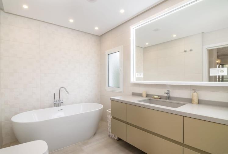 FOR SALE 🏡 Renovated Duplex Penthouse with Sea Views – Villa Marina, Puerto Banús, Marbella