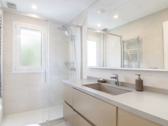 FOR SALE 🏡 Renovated Duplex Penthouse with Sea Views – Villa Marina, Puerto Banús, Marbella