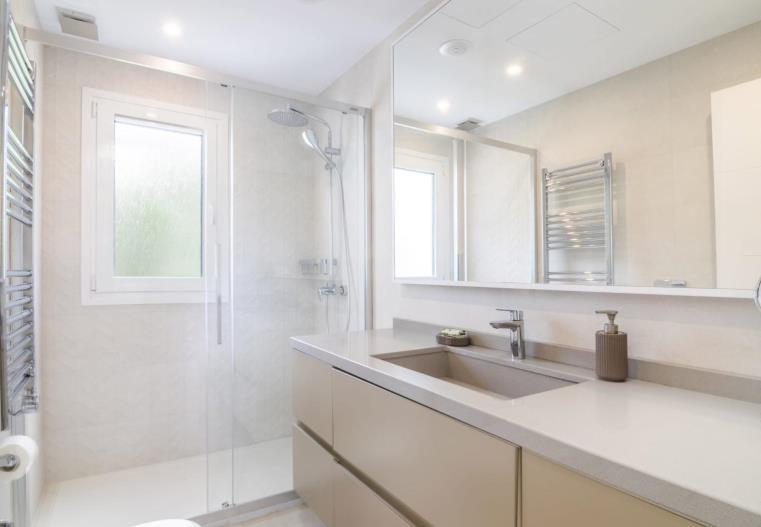 FOR SALE 🏡 Renovated Duplex Penthouse with Sea Views – Villa Marina, Puerto Banús, Marbella