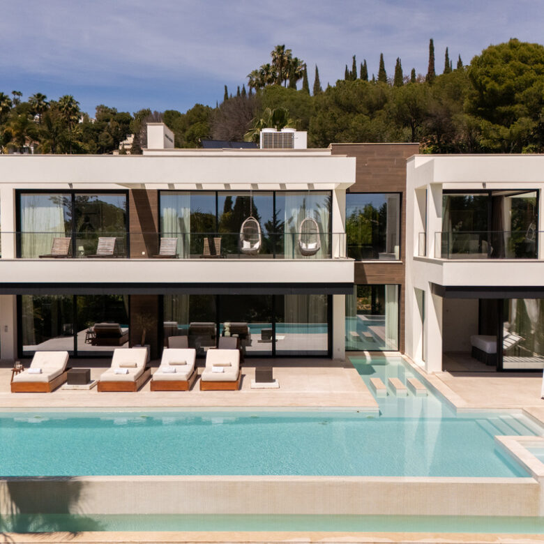 FOR RENT 🏡 Contemporary 7 Bedroom Villa with Heated Pool – La Cerquilla, Nueva Andalucía