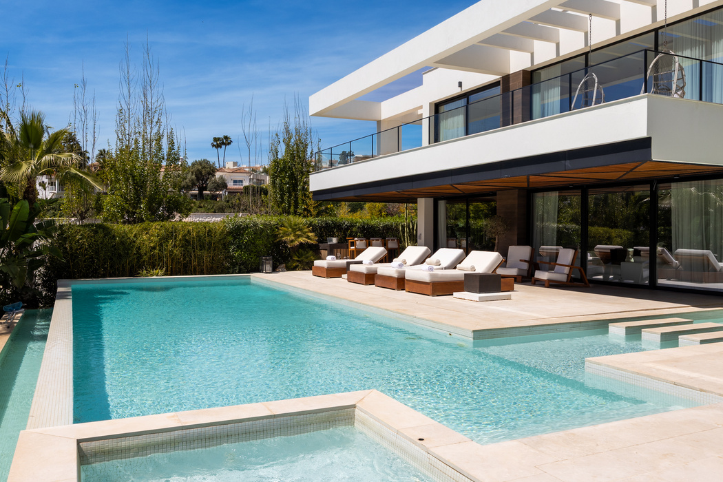 FOR RENT 🏡 Contemporary 7 Bedroom Villa with Heated Pool – La Cerquilla, Nueva Andalucía