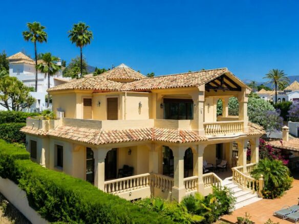 FOR SALE 🏡 South Facing Villa with Renovation Potential – La Quinta, Benahavís