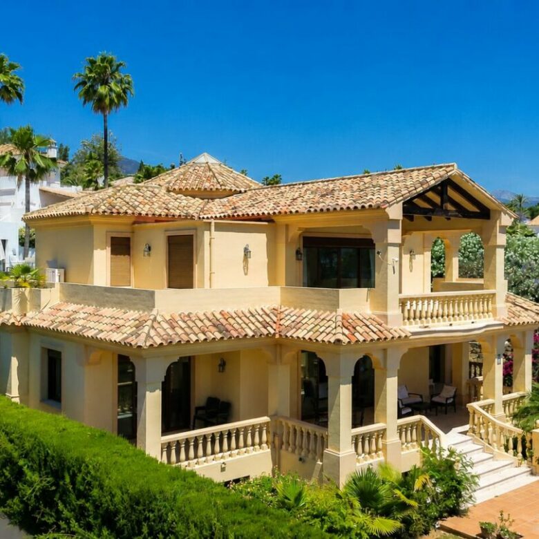FOR SALE 🏡 South Facing Villa with Renovation Potential – La Quinta, Benahavís
