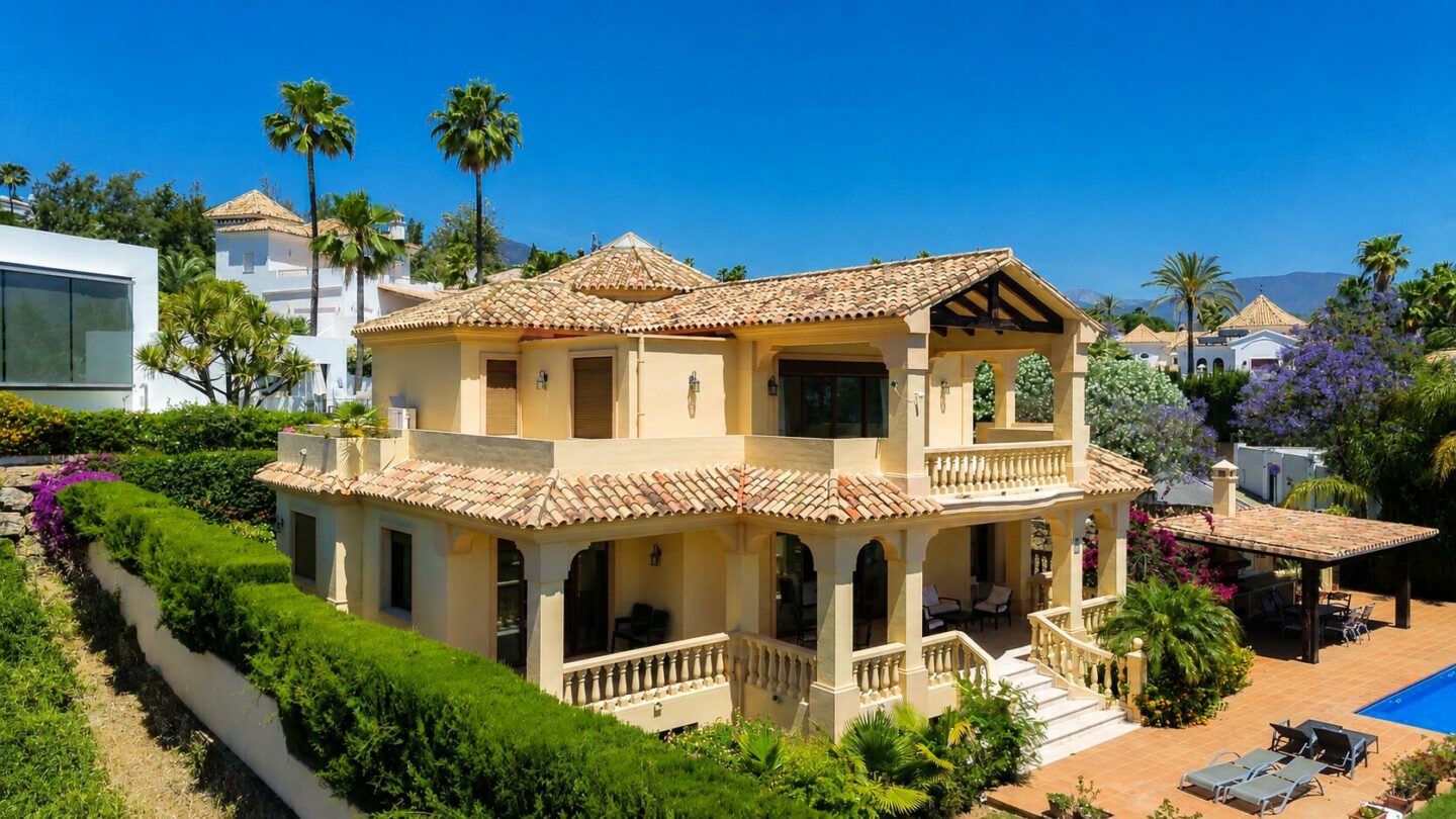 FOR SALE 🏡 South Facing Villa with Renovation Potential – La Quinta, Benahavís