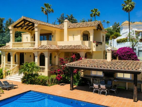 FOR SALE 🏡 South Facing Villa with Renovation Potential – La Quinta, Benahavís