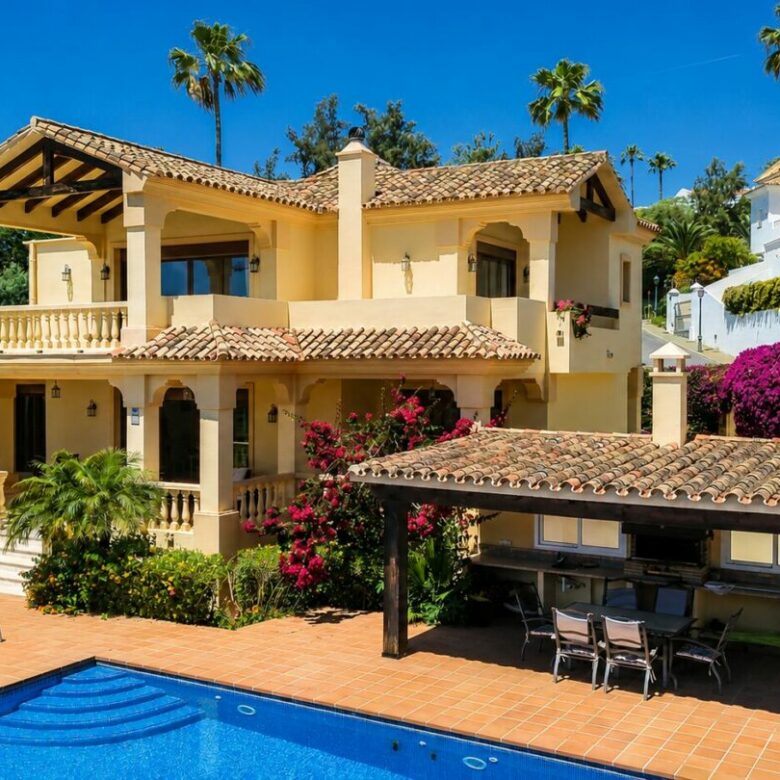 FOR SALE 🏡 South Facing Villa with Renovation Potential – La Quinta, Benahavís