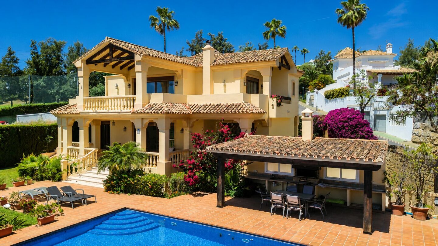 FOR SALE 🏡 South Facing Villa with Renovation Potential – La Quinta, Benahavís