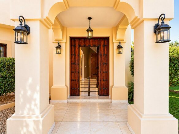 FOR SALE 🏡 South Facing Villa with Renovation Potential – La Quinta, Benahavís