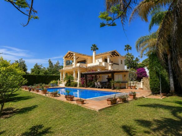 FOR SALE 🏡 South Facing Villa with Renovation Potential – La Quinta, Benahavís