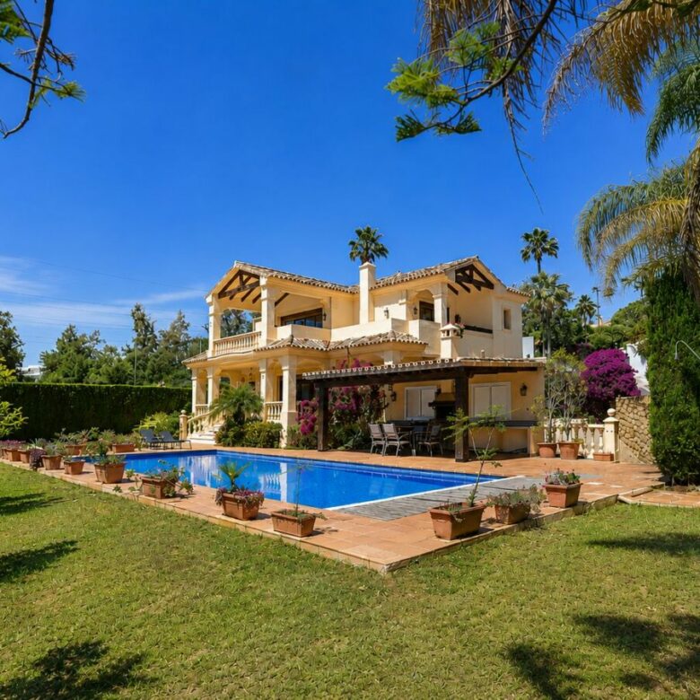 FOR SALE 🏡 South Facing Villa with Renovation Potential – La Quinta, Benahavís