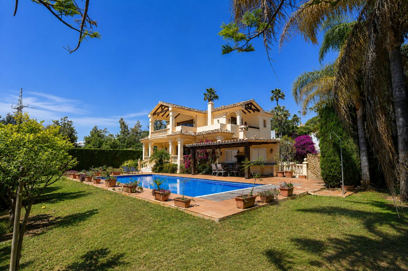 FOR SALE 🏡 South Facing Villa with Renovation Potential – La Quinta, Benahavís