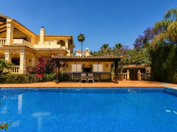 FOR SALE 🏡 South Facing Villa with Renovation Potential – La Quinta, Benahavís