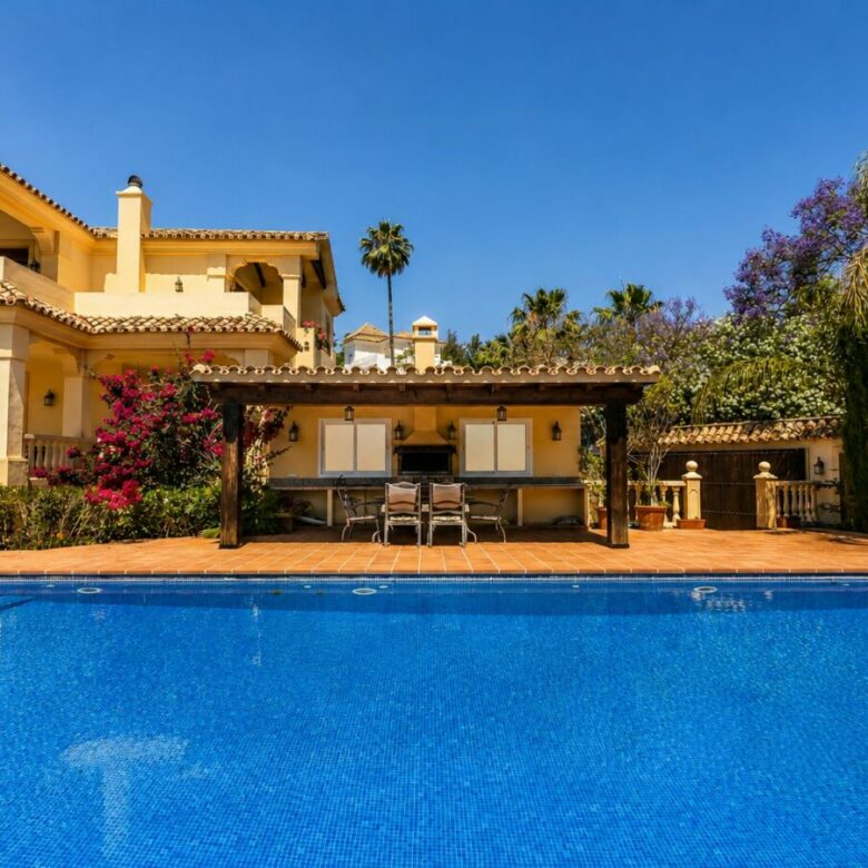 FOR SALE 🏡 South Facing Villa with Renovation Potential – La Quinta, Benahavís