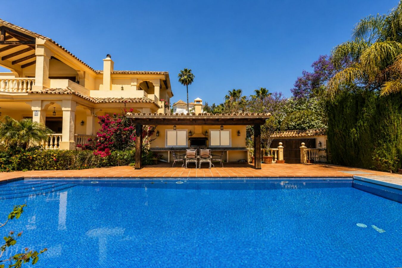 FOR SALE 🏡 South Facing Villa with Renovation Potential – La Quinta, Benahavís