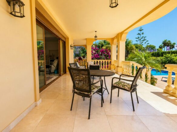 FOR SALE 🏡 South Facing Villa with Renovation Potential – La Quinta, Benahavís