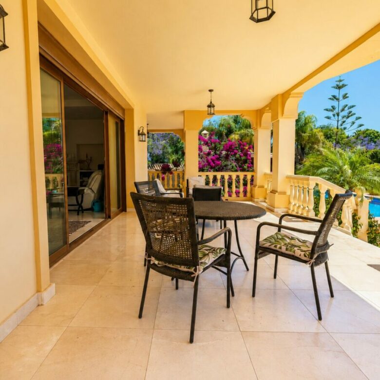 FOR SALE 🏡 South Facing Villa with Renovation Potential – La Quinta, Benahavís