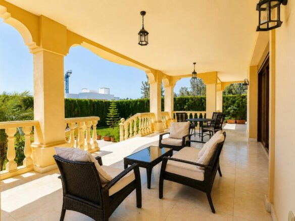 FOR SALE 🏡 South Facing Villa with Renovation Potential – La Quinta, Benahavís