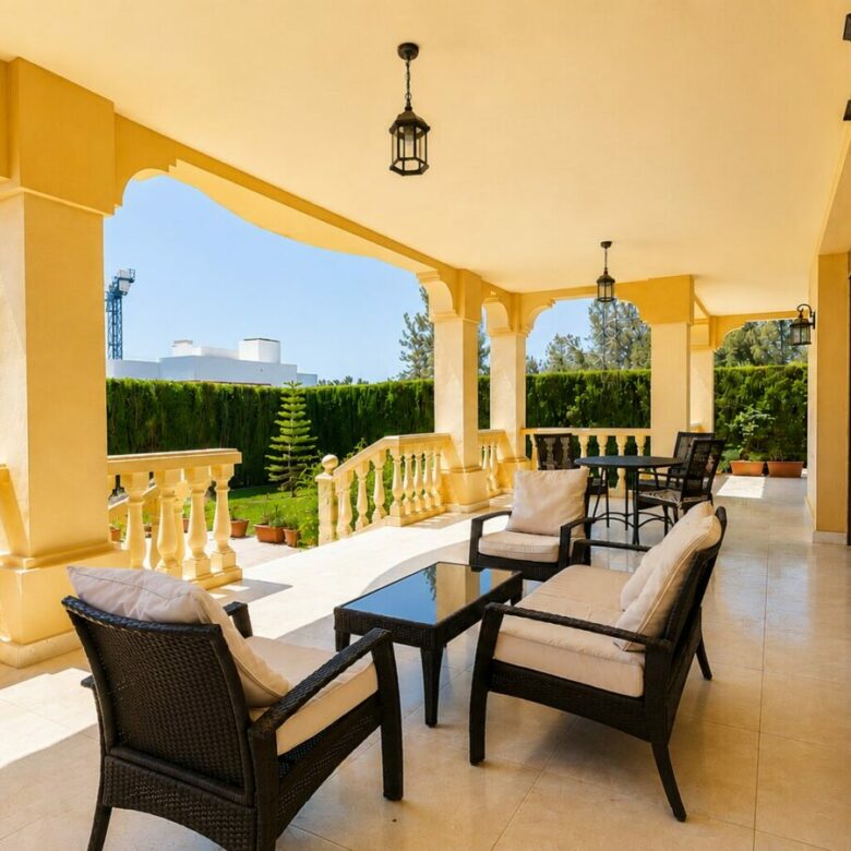 FOR SALE 🏡 South Facing Villa with Renovation Potential – La Quinta, Benahavís