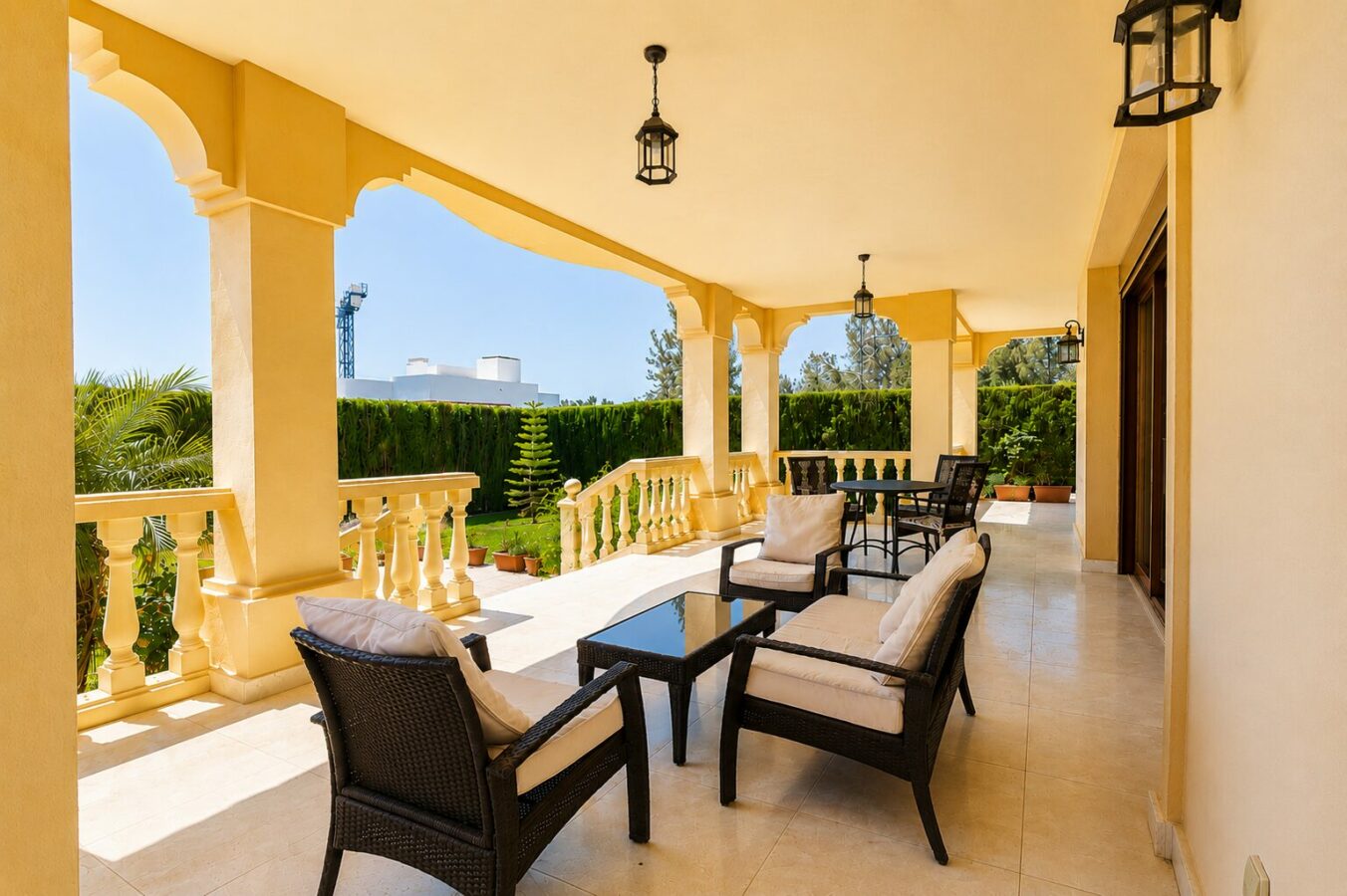 FOR SALE 🏡 South Facing Villa with Renovation Potential – La Quinta, Benahavís