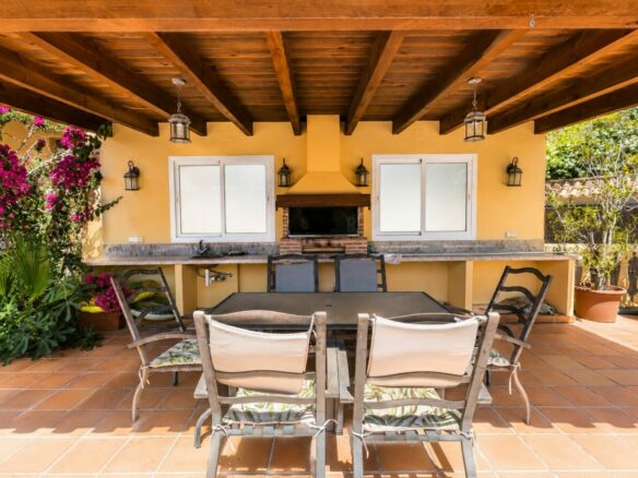 FOR SALE 🏡 South Facing Villa with Renovation Potential – La Quinta, Benahavís