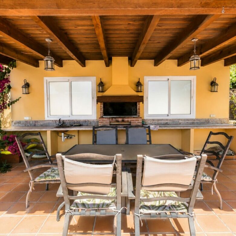 FOR SALE 🏡 South Facing Villa with Renovation Potential – La Quinta, Benahavís