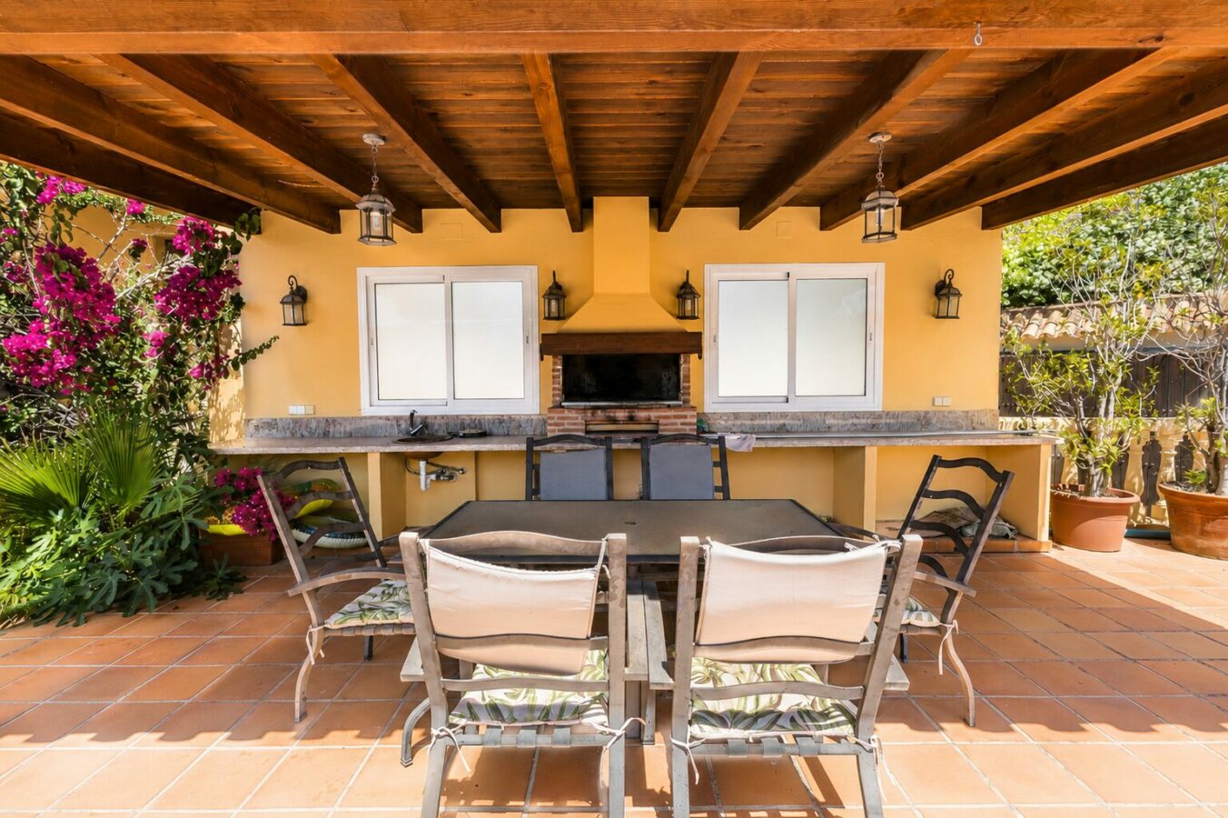 FOR SALE 🏡 South Facing Villa with Renovation Potential – La Quinta, Benahavís
